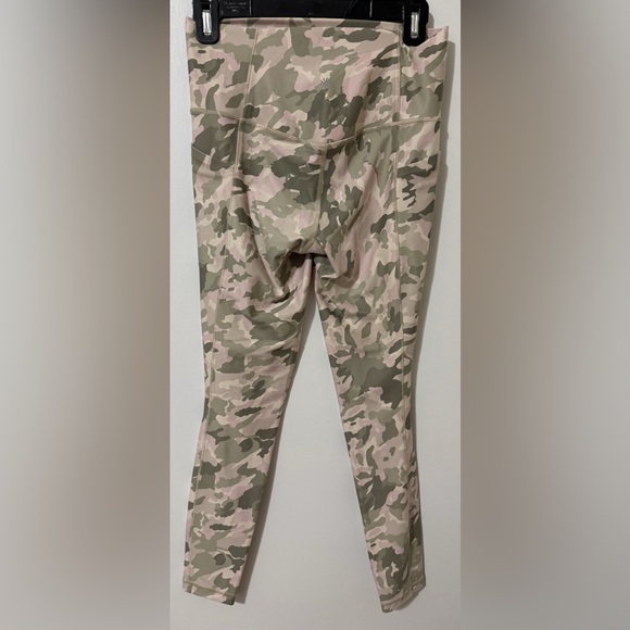 Athleta Salutation Stash Pocket II Camo Leggings Women’s Small Pink Green - Picture 2 of 4